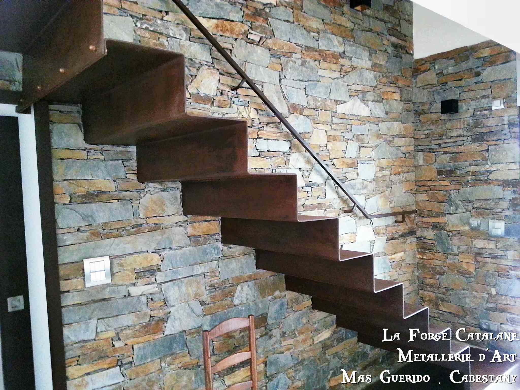 Escalier marches suspendues sans limons apparents forge catalane 8.jpg